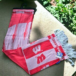 NWT NCAA ( OSFA ) Unisex Wisconsin Badger Scarf with fringe ends